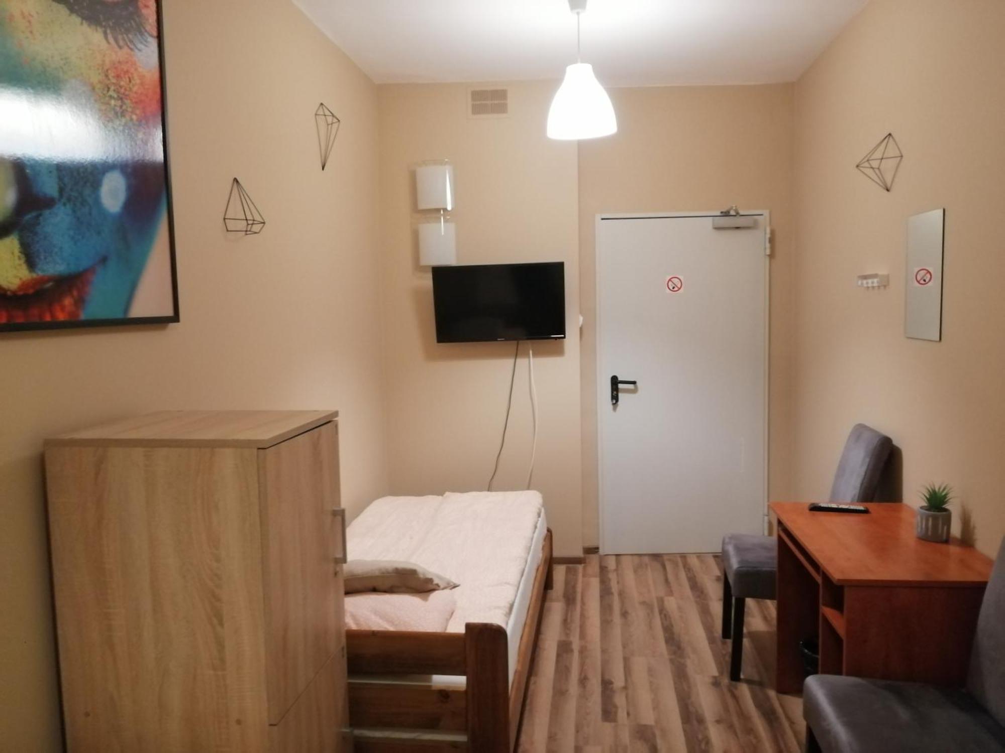 Hostel Gliwice Centrum Parking Room photo