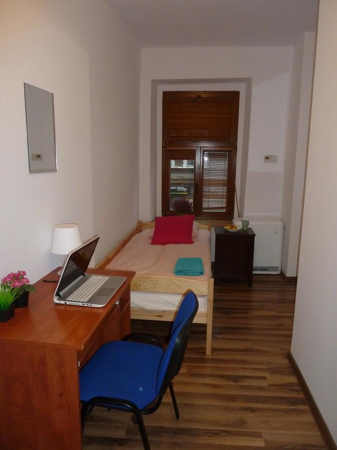 Hostel Gliwice Centrum Parking Exterior photo